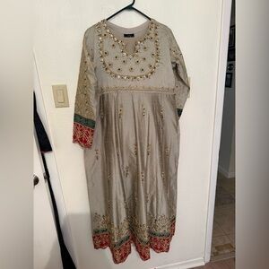 Gray Formal Pakistani Suit (3 pieces)